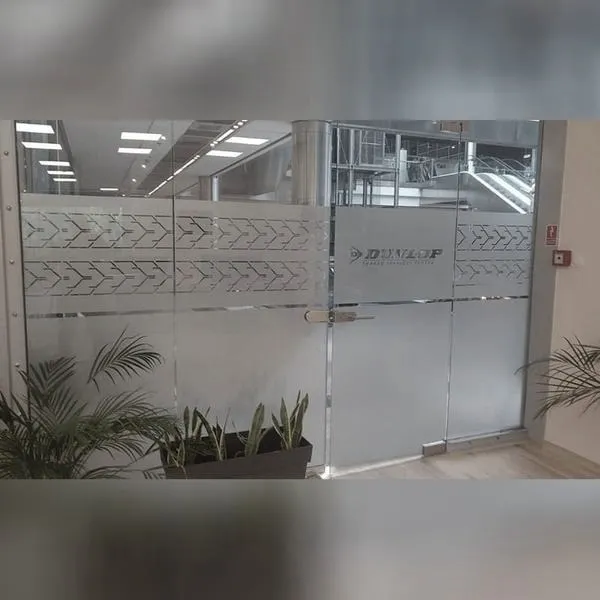Jak skutecznie samemu okleić szyby w samochodzie i zaoszczędzić na kosztach?